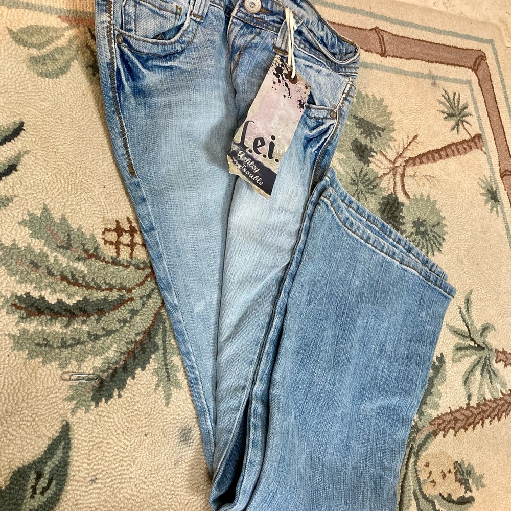 LEI Ashley Jr Flared Jeans size 3
